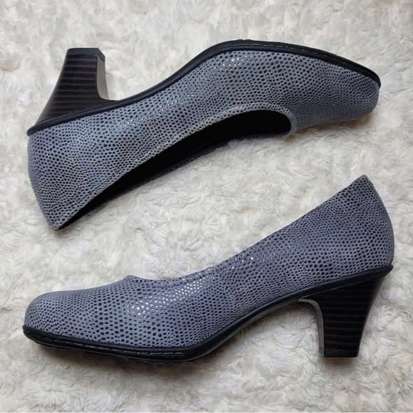 Earth Gray Textured Women's Heels - Picture 2 of 7